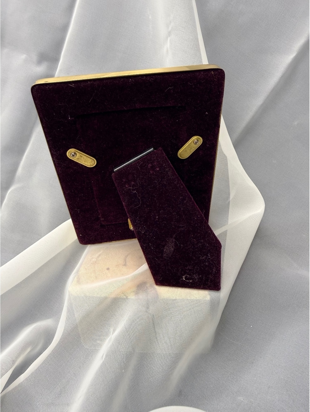 Solid Brass Photo Frame 2.5x3.5 Ribbed Gold Tone Vintage 1980s 1990s Desk Frame - Picture 3 of 3